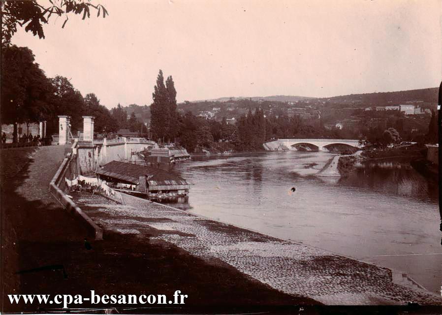 BESANÇON - Le Doubs et le Pont St Pierre vus du Quai de Strasbourg